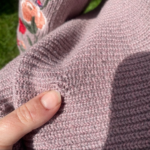 ❌sold mercari❌ American eagle mauve sweater embroidered flowers sleeves V neck - Picture 9 of 9